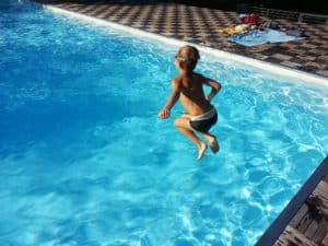 ילד קופץ לבריכה