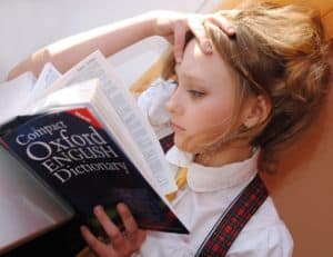 ילדה קוראת מילון אוקספורד אנגלי