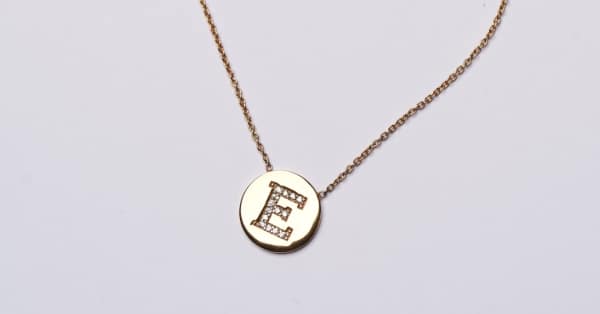 שרשרת חריטה באות E