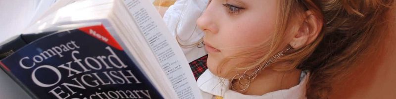 ילדה קוראת מילון אוקספורד אנגלי